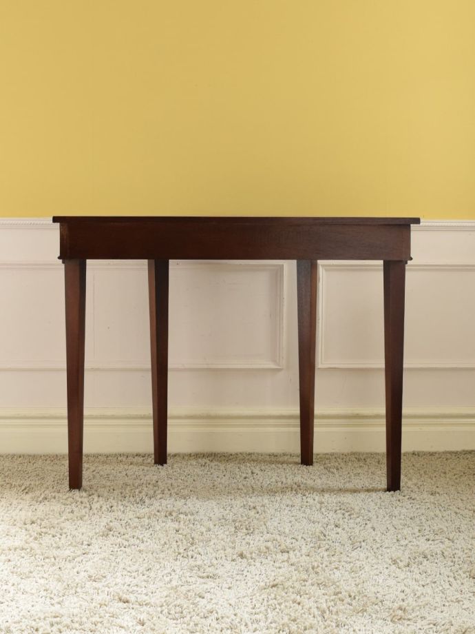 アンティークのコンソールテーブル、マホガニー材の高級感漂う英国の 