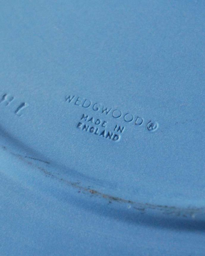 アンティーク 陶磁器の雑貨　アンティーク雑貨　レリーフが美しいジャスパーウェアのクリスマスイヤープレート（1979年・バッキンガム宮殿）。裏側には品質の証ひっくり返して見ると、ウェッジウッドのマークを見つけることが出来ます。(k-3252-z)