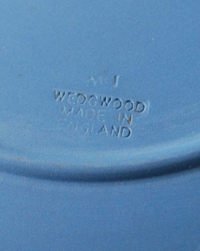 アンティーク 陶磁器の雑貨　アンティーク雑貨　レリーフが美しいジャスパーウェアのクリスマスイヤープレート（1972年・セント・ポール大聖堂）。裏側には品質の証ひっくり返して見ると、ウェッジウッドのマークを見つけることが出来ます。(k-3254-z)