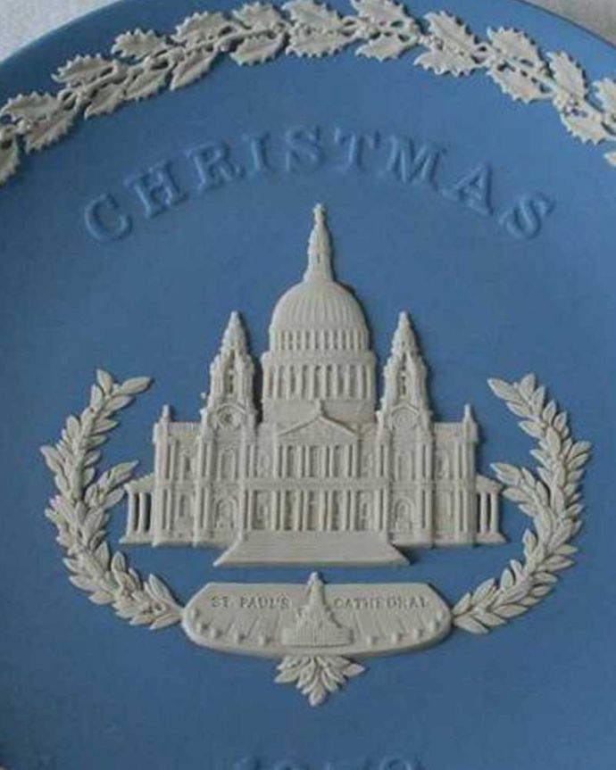 アンティーク 陶磁器の雑貨　アンティーク雑貨　レリーフが美しいジャスパーウェアのクリスマスイヤープレート（1972年・セント・ポール大聖堂）。クリスマスモチーフになっている模様ぷっくりと浮かび上がる白い模様は、繊細で優雅なデザインです。(k-3254-z)