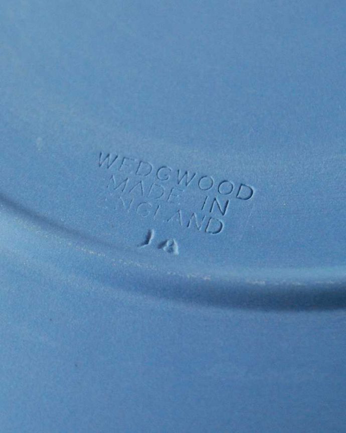 アンティーク 陶磁器の雑貨　アンティーク雑貨　ジャスパーウェアのクリスマスイヤープレート（1973年・TOWER OF LONDON/ロンドン塔）。裏側には品質の証ひっくり返して見ると、ウェッジウッドのマークを見つけることが出来ます。(k-3255-z)