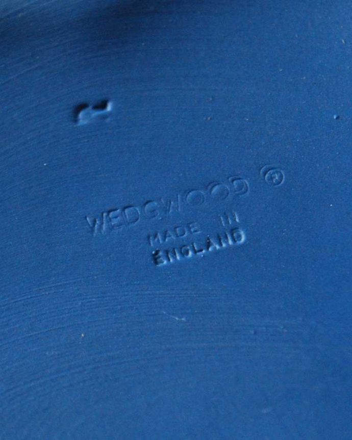 アンティーク 陶磁器の雑貨　アンティーク雑貨　1952-1977アンティークジャスパーウェアフタ付き小物入れ（ロイヤルブルー）。裏側には品質の証ひっくり返して見ると、ウェッジウッドのマークを見つけることが出来ます。(k-3257-z)