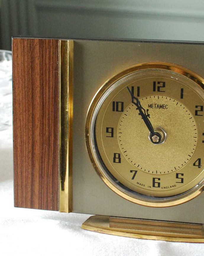 アンティーク 真鍮の雑貨　アンティーク雑貨　イギリスから届いた木製のオシャレなメタメック社のアンティーク置き時計(METAMEC)。タイムスリップさせてくれる優しい文字盤アンティークの時計は、文字盤が何とも言えない優しい雰囲気。(k-3263-z)
