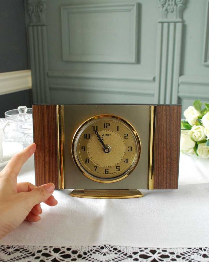 アンティーク 真鍮の雑貨　アンティーク雑貨　イギリスから届いた木製のオシャレなメタメック社のアンティーク置き時計(METAMEC)。アンティークらしい独特のデザインアンティークなので多少のキズ・汚れがある場合があります。(k-3263-z)