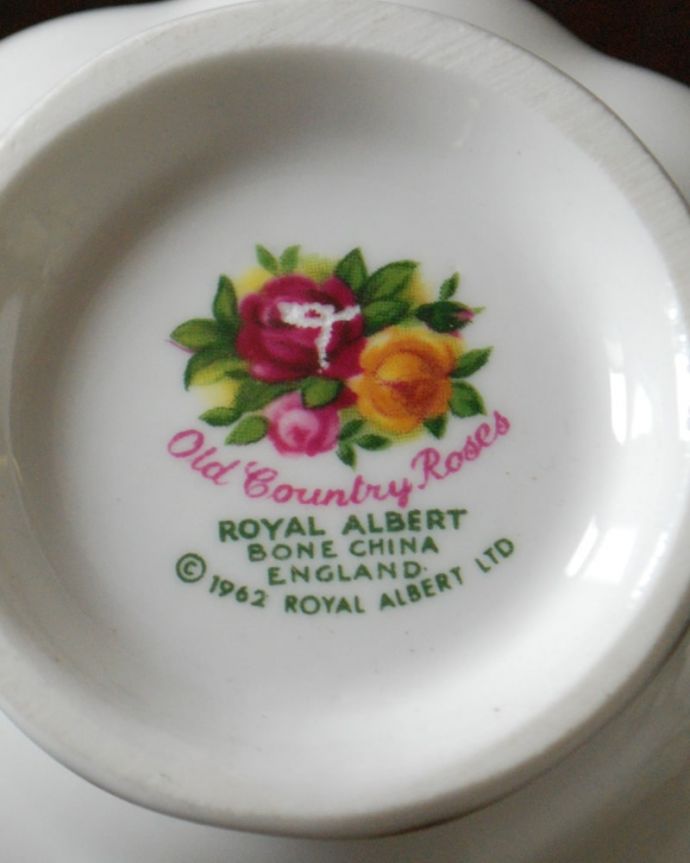アンティーク 陶磁器の雑貨　アンティーク雑貨　ロイヤルアルバート社のアンティークカップ＆ソーサー（オールドカントリーローズ） 。可愛いバックスタンプロイヤルアルバートの魅力の一つがバックスタンプ。(k-3288-z)