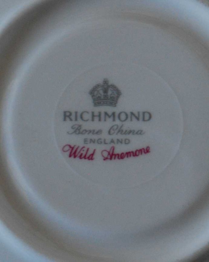 アンティーク 陶磁器の雑貨　アンティーク雑貨　イギリスで見つけたリッチモンドのアンティークソーサー（ワイルドアネモネ） 。裏側には品質の証製造メーカー保証の意味がこもった窯印、ポーセリンマークがあります。(k-3289-z)
