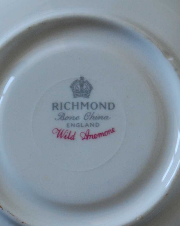 アンティーク 陶磁器の雑貨　アンティーク雑貨　イギリスで見つけたリッチモンドのアンティークカップ＆ソーサー（ワイルドアネモネ）。裏側には品質の証製造メーカー保証の意味がこもった窯印、ポーセリンマークがあります。(k-3290-z)