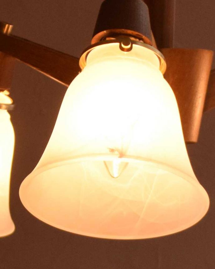 シャンデリア　照明・ライティング　木製×ガラスシェードのアンティーク　シャンデリア(3灯)Ｅ17シャンデリア球付）。。(k-3291-z)
