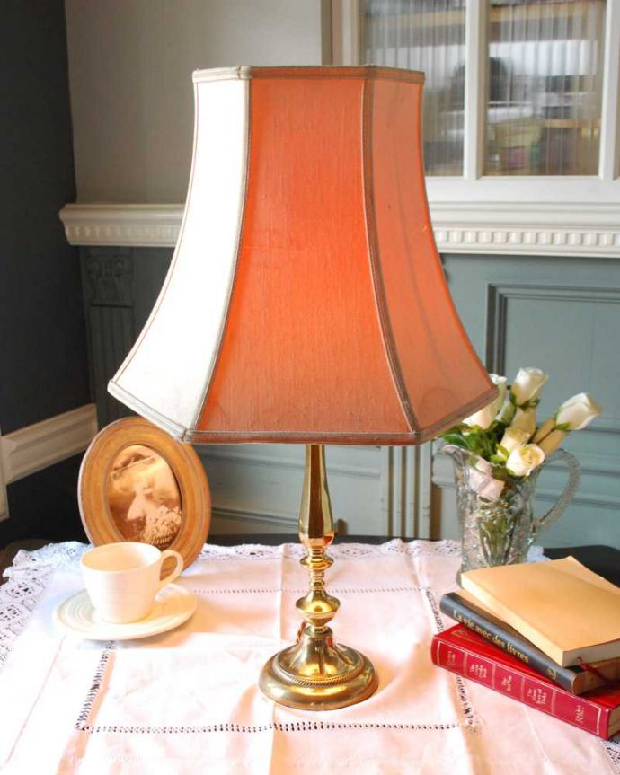 スタンドライト　照明・ライティング　イギリスから届いた真鍮製のアンティークテーブルランプ(１灯)(E17シャンデリア球付き)。。(k-3293-z)
