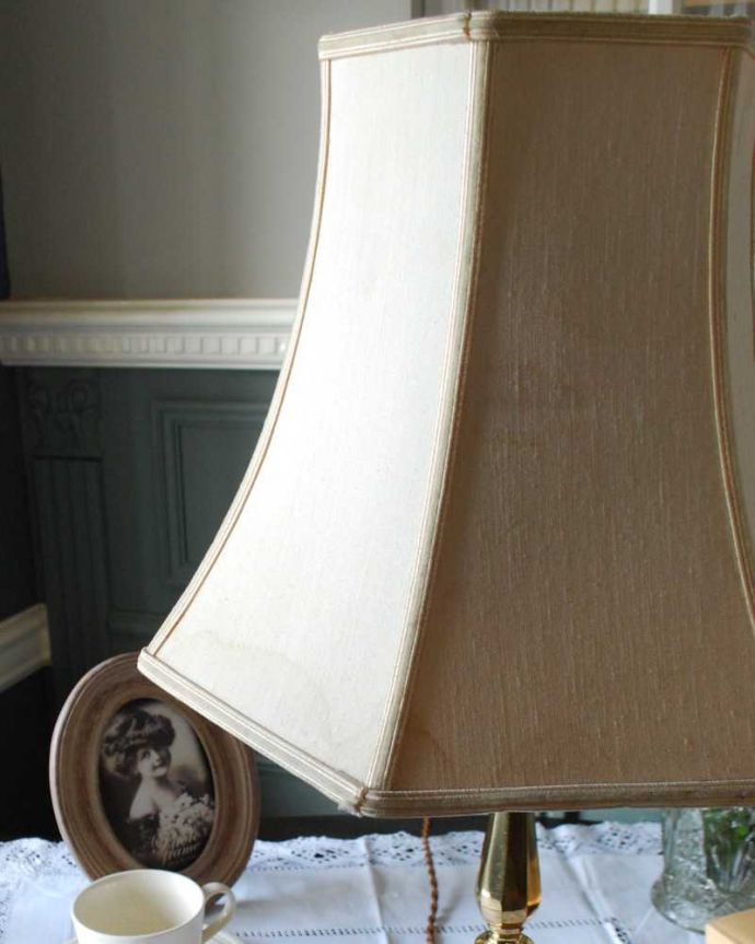 スタンドライト　照明・ライティング　イギリスから届いた真鍮製のアンティークテーブルランプ(１灯)(E17シャンデリア球付き)。。(k-3293-z)