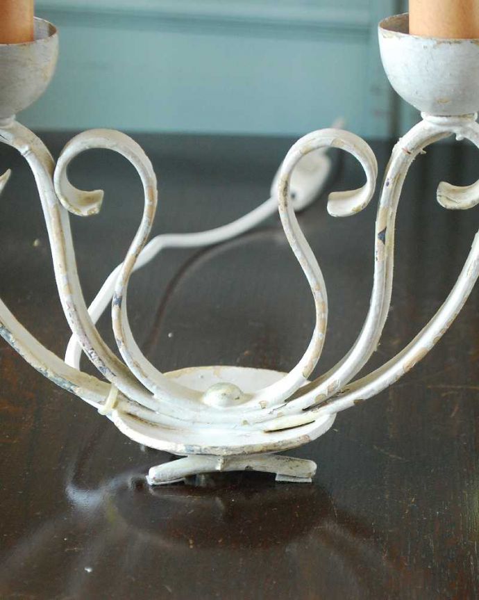 照明・ライティング フランスで見つけたアイアン製のアンティークテーブルシャンデリア（2灯タイプ）（Ｅ17シャンデリア球付）。。(k-3306-z)