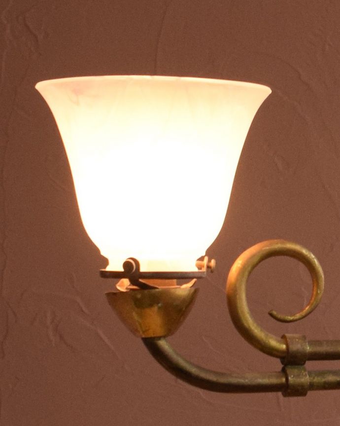 シャンデリア　照明・ライティング　シェード付きのアンティークシャンデリア(2灯)（Ｅ17シャンデリア球付）。。(k-3307-z)