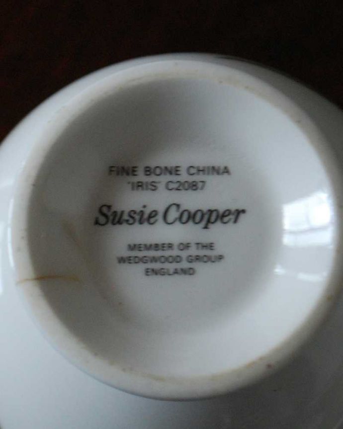 スージークーパー　アンティーク雑貨　イギリスのヴィンテージ食器、スージークーパーのカップ＆ソーサー（アイリス） 。裏側には品質の証製造メーカー保証の意味がこもった窯印、ポーセリンマークがあります。(k-3315-z)