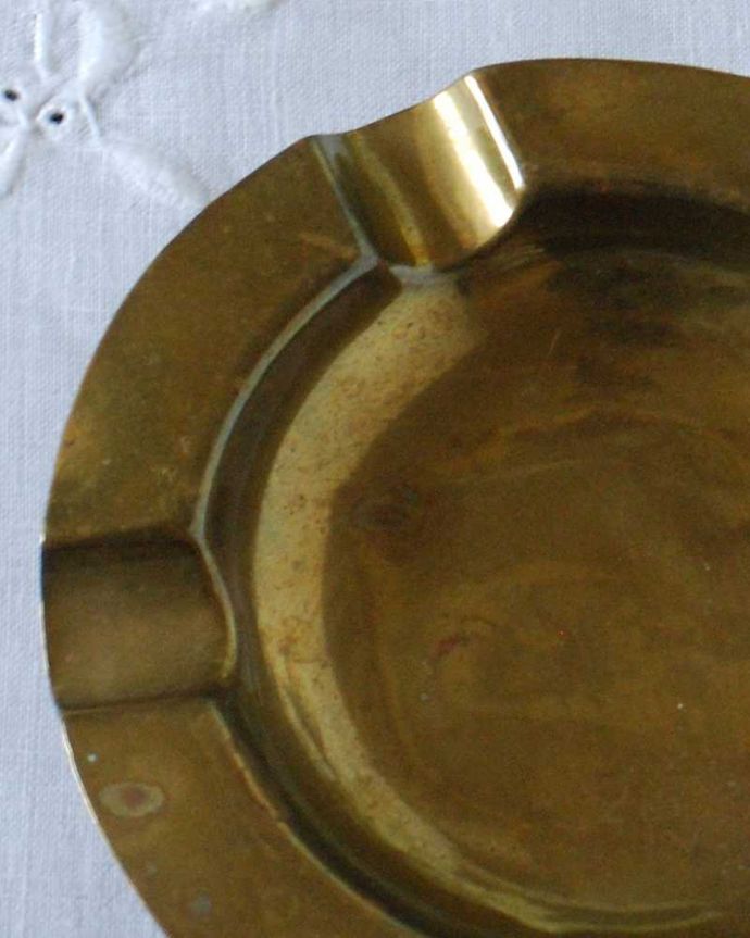 英国で見つけたアンティークの真鍮の灰皿（アッシュトレイ） (k-3321-z)｜アンティーク雑貨