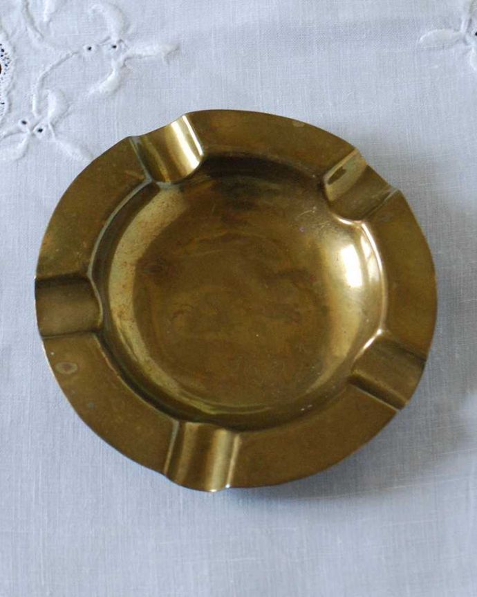 アンティーク 真鍮の雑貨　アンティーク雑貨　英国で見つけたアンティークの真鍮の灰皿（アッシュトレイ） 。上から見るとこんな感じですアンティークは新品ではなので多少のキズ・汚れがある場合がありますが、使用上問題はありませんので、ご了承下さい。(k-3321-z)