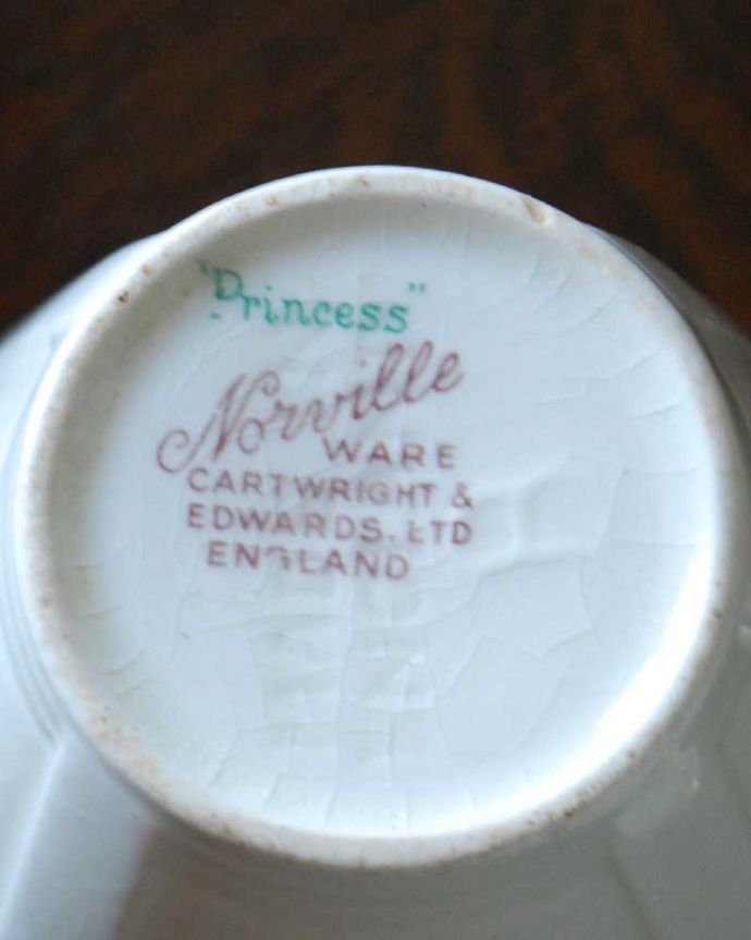 アンティーク 陶磁器の雑貨　アンティーク雑貨　イギリスのアンティーク陶磁器、カートライト＆エドワーズのカップ＆ソーサートリオ。裏側には品質の証製造メーカー保証の意味がこもった窯印、ポーセリンマークがあります。(k-3499-z)