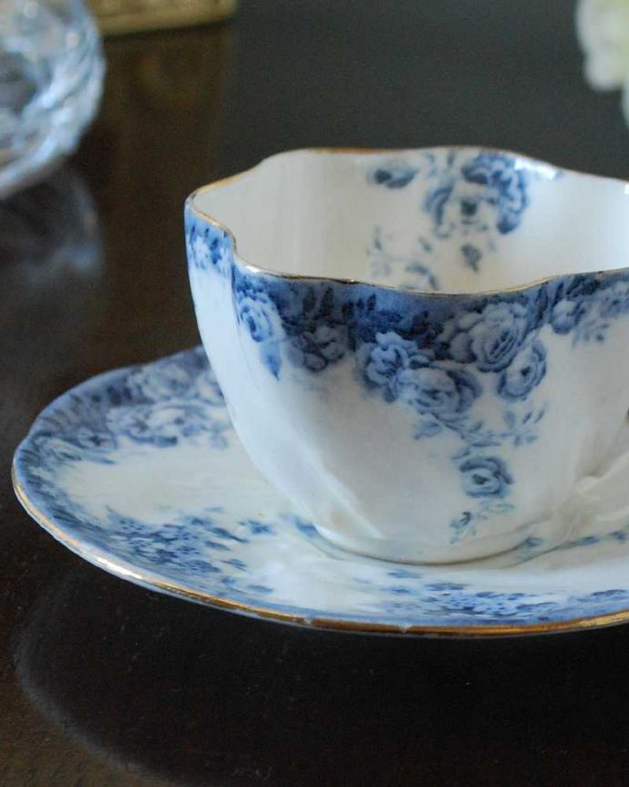 アンティーク 陶磁器の雑貨　アンティーク雑貨　ブルーで描かれたお花が美しい、英国アンティークカップ＆ソーサー。飾って使って楽しむ小さなアンティークアンティークでしか手に入れることが出来ない美しい模様のカップ＆ソーサー。(k-3330-z)