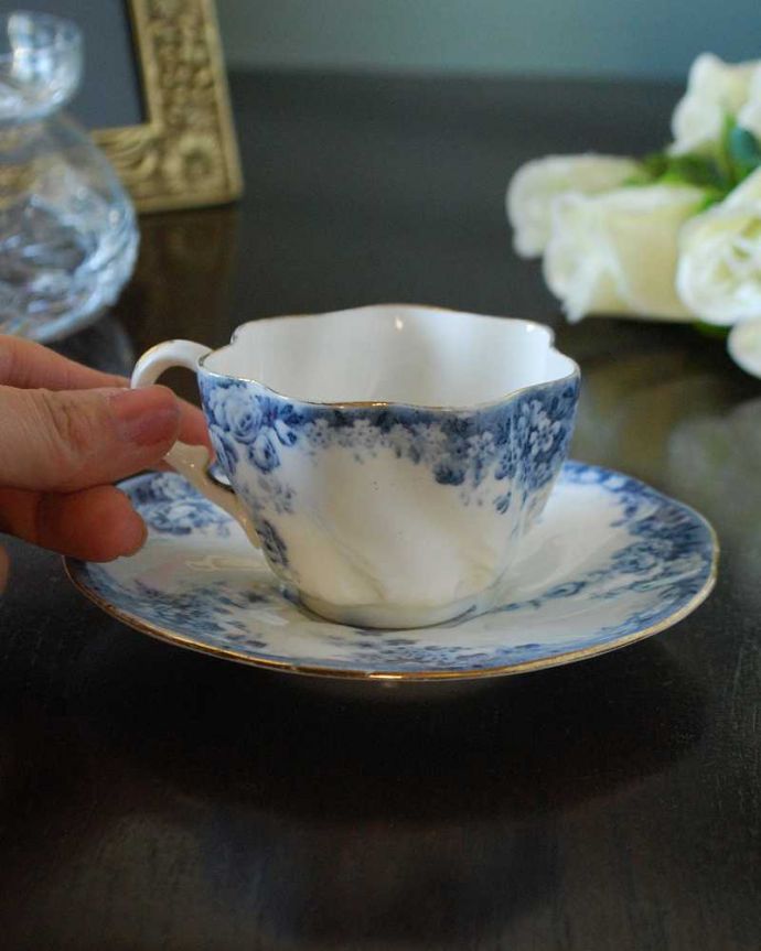 アンティーク 陶磁器の雑貨　アンティーク雑貨　ブルーで描かれたお花が美しい、英国アンティークカップ＆ソーサー。お茶の時間をもっと優雅に･･･眺めているだけじゃもったいないので、実用的に使って下さい。(k-3330-z)