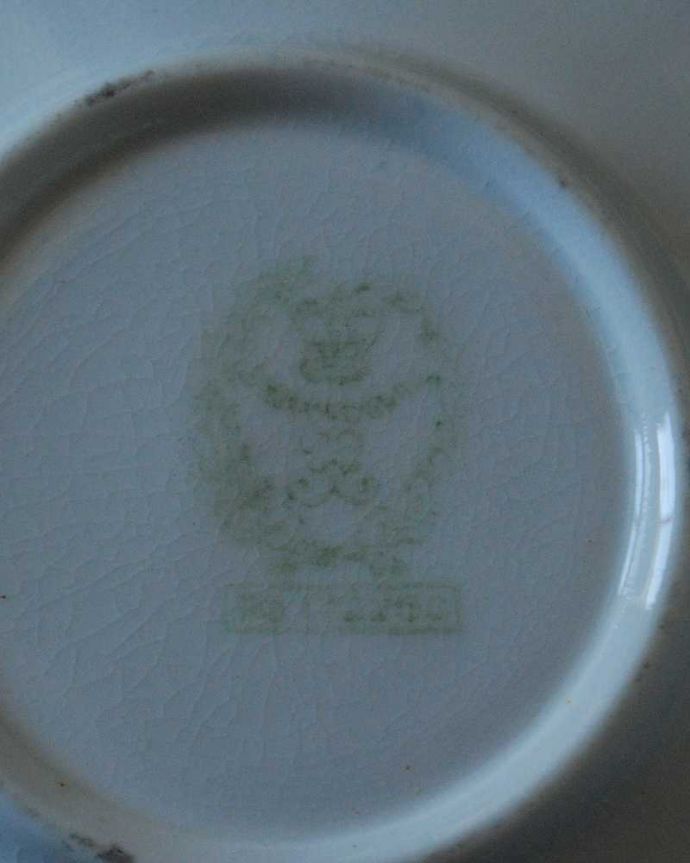 アンティーク 陶磁器の雑貨　アンティーク雑貨　ブルーで描かれたお花が美しい、英国アンティークカップ＆ソーサー。裏側には品質の証製造メーカー保証の意味がこもった窯印、ポーセリンマークがあります。(k-3330-z)