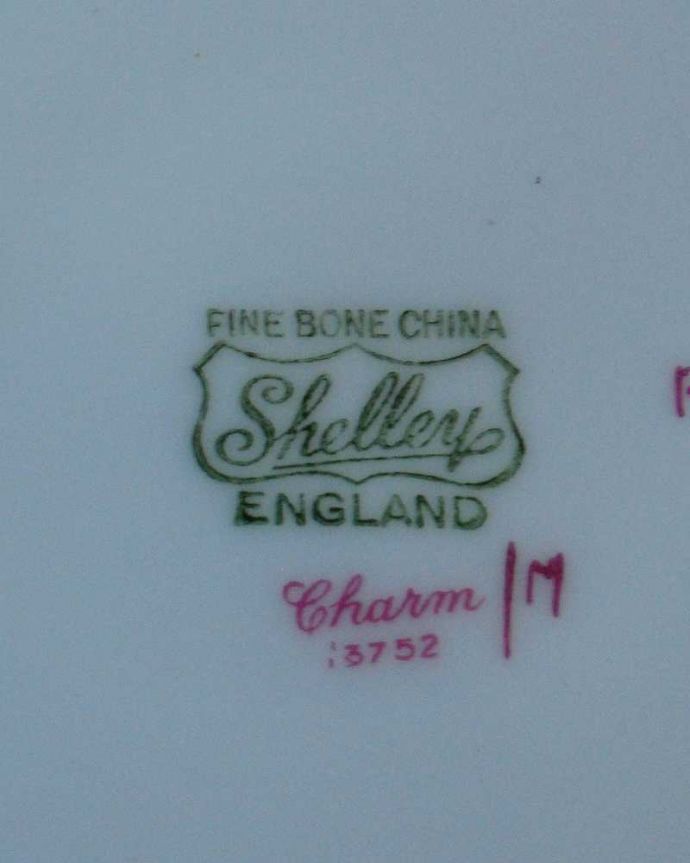 シェ―リー窯　アンティーク雑貨　シェリーのチャームシリーズ、アンティークカップ＆ソーサートリオ（Shelley）。裏側には品質の証1945～1966年製造のシェリーのバックスタンプがあります。(k-3333-z)