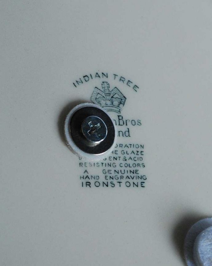 アンティーク 陶磁器の雑貨　アンティーク雑貨　イギリスで見つけたアイアンストーンの3段ケーキスタンド。裏側には品質の証製造メーカー保証の意味がこもった窯印、ポーセリンマークがあります。(k-3349-z)