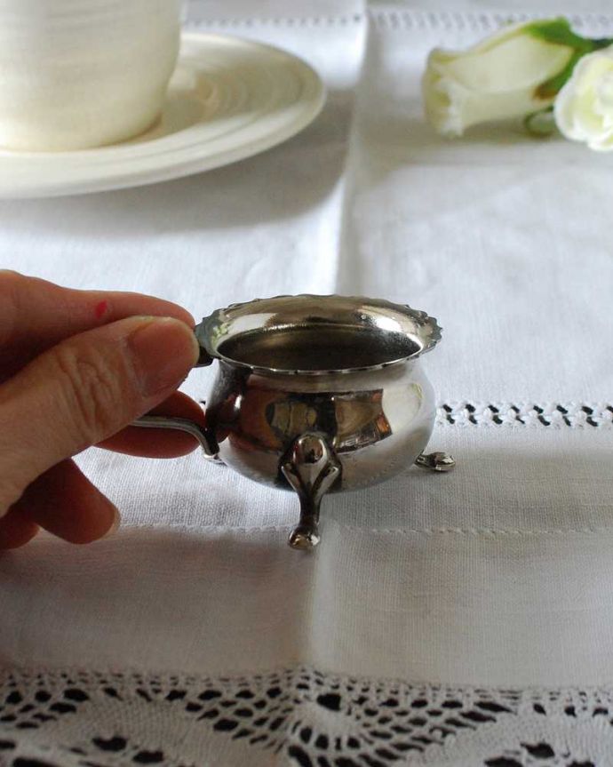 英国の銀食器、アンティークシルバープレートの可愛いスパイス入れ （ソルトディッシュ）