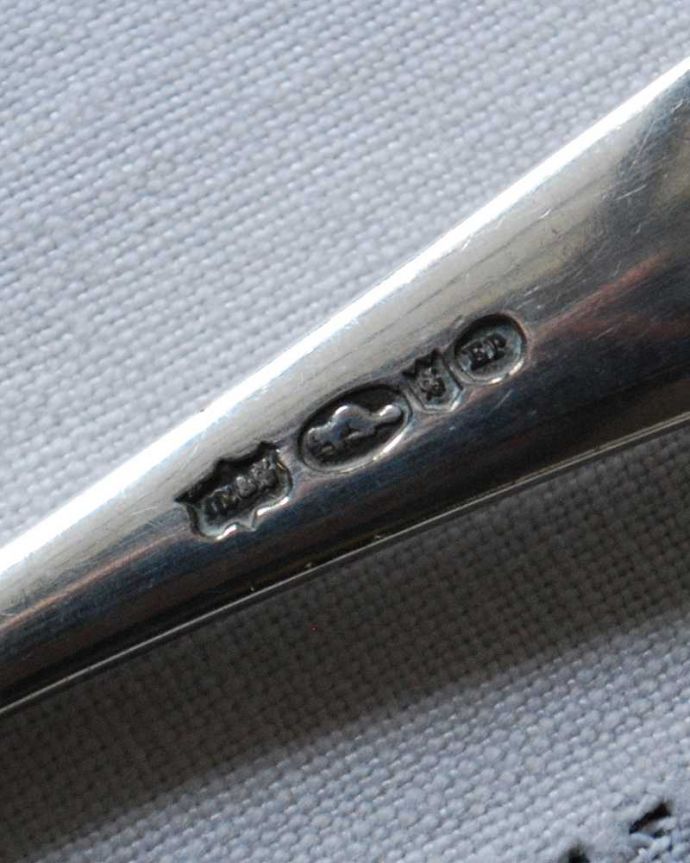 アンティーク シルバー製　アンティーク雑貨　英国で見つけたアンティークシルバープレートのサーブスプーン。裏側には品質の証刻印が入っています。(k-3355-z)
