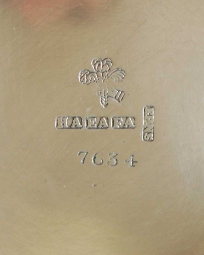 アンティーク シルバー製　アンティーク雑貨　英国アンティークの銀食器、アンティークシルバーのジョッキグラス（テーブルグラス）。裏側には品質の証刻印が入っています。(k-3356-z)
