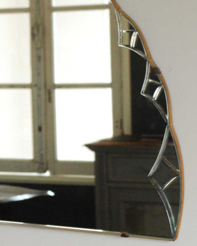 アンティーク ミラー（鏡）　アンティーク雑貨　英国で見つけたハーフムーンのアンティークカッティングミラー。アンティークでしか手に入らないキラキラ感キラッと輝く美しい面取りがデザインになっているアンティークのミラー。(k-3364-z)