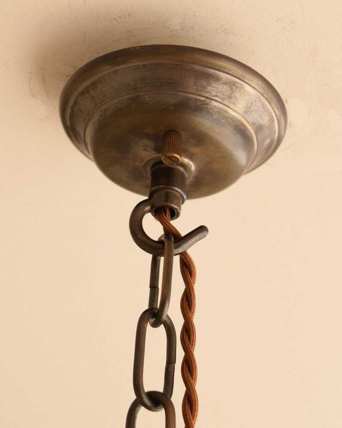 シャンデリア　照明・ライティング　フランスで見つけたシェード付きのアンティークシャンデリア(3灯)（Ｅ17シャンデリア球付）。カバーも付いています。(k-3375-z)