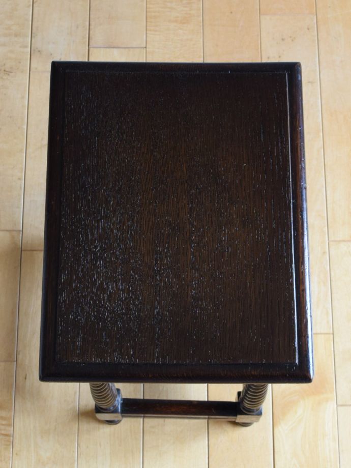 アンティークのサイドテーブルの天板
