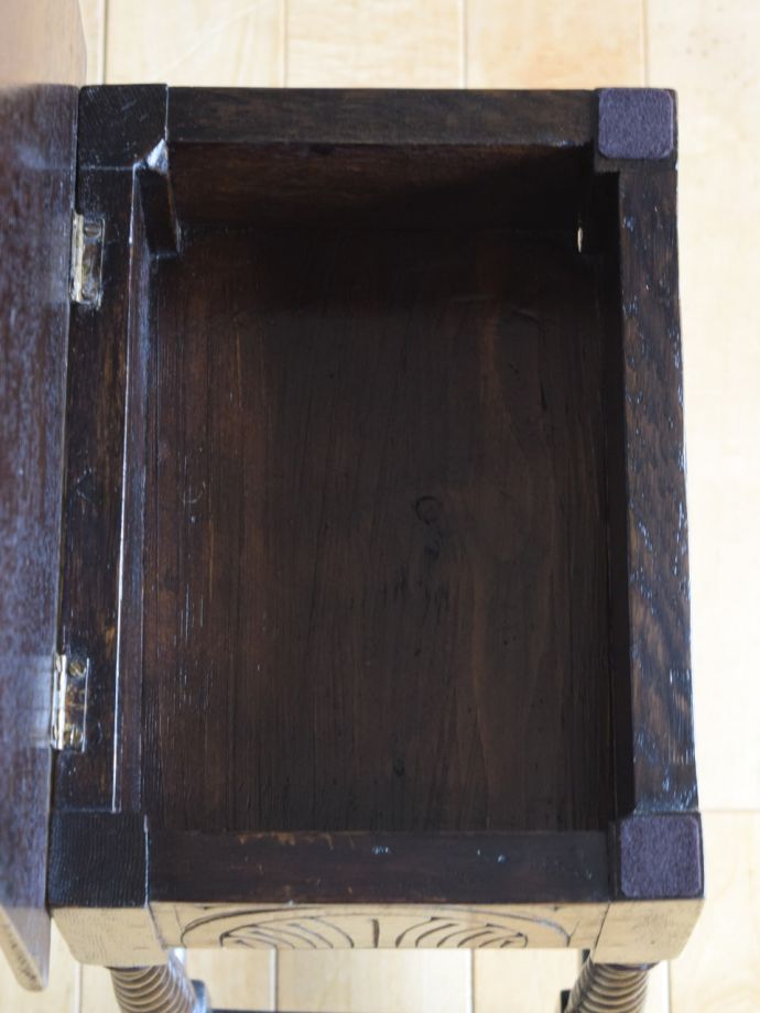 天板の下は小物入れになっています