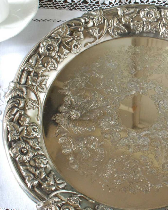 アンティーク シルバー製　アンティーク雑貨　英国で見つけた銀雑貨、アンティークシルバーのサルヴァ（銀盆）。オトナの輝きを放つアンティークのサルヴァ全体に美しいエングレーヴィング（彫金）が施されているアンティークのサルヴァ。(k-3384-z)