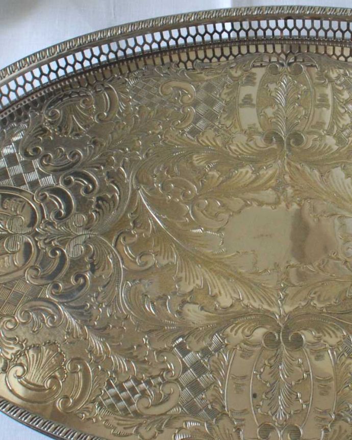 アンティーク シルバー製　アンティーク雑貨　アンティークシルバーの美しいギャラリートレイ（オーバルトレイ ）。オトナの輝きを放つアンティークのサルヴァ全体に美しいエングレーヴィング（彫金）が施されているアンティークのサルヴァ。(k-3386-z)