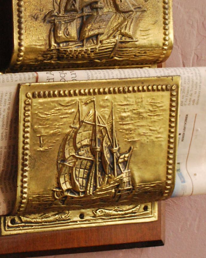 アンティーク 真鍮の雑貨　アンティーク雑貨　英国輸入のアンティーク真鍮製雑貨、帆船モチーフのレターラック。落ち着いた輝きが大人の雰囲気真鍮製なので、使っていくごとに味わい深い色合いに変化していきます。(k-3389-z)