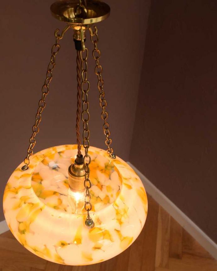 シャンデリア　照明・ライティング　マーブル模様が美しい英国輸入のアンティークハンギングボウル（Ｅ26球付）。 。(k-3395-z)