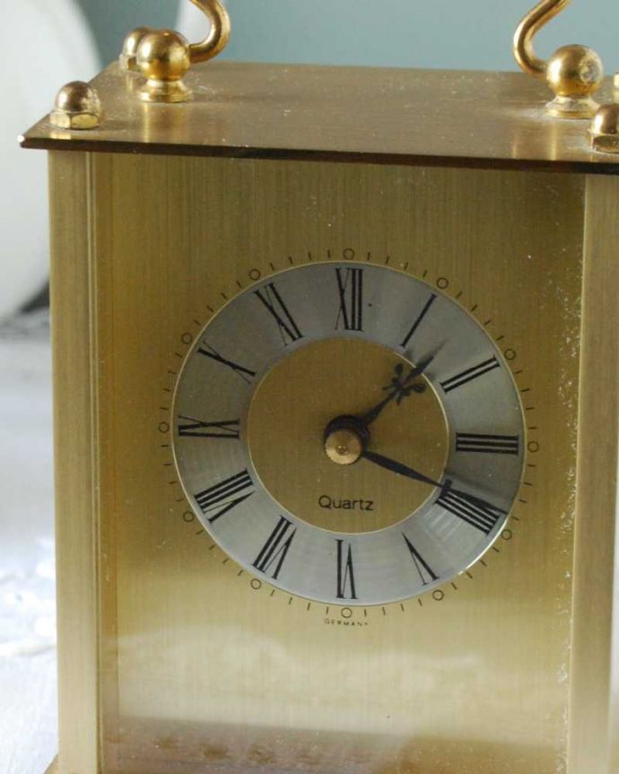 アンティーク 真鍮の雑貨　アンティーク雑貨　イギリスで見つけたアンティーク雑貨、持ち手もついたオシャレな置き時計。タイムスリップさせてくれる優しい文字盤アンティークの時計は、文字盤が何とも言えない優しい雰囲気。(k-3402-z)