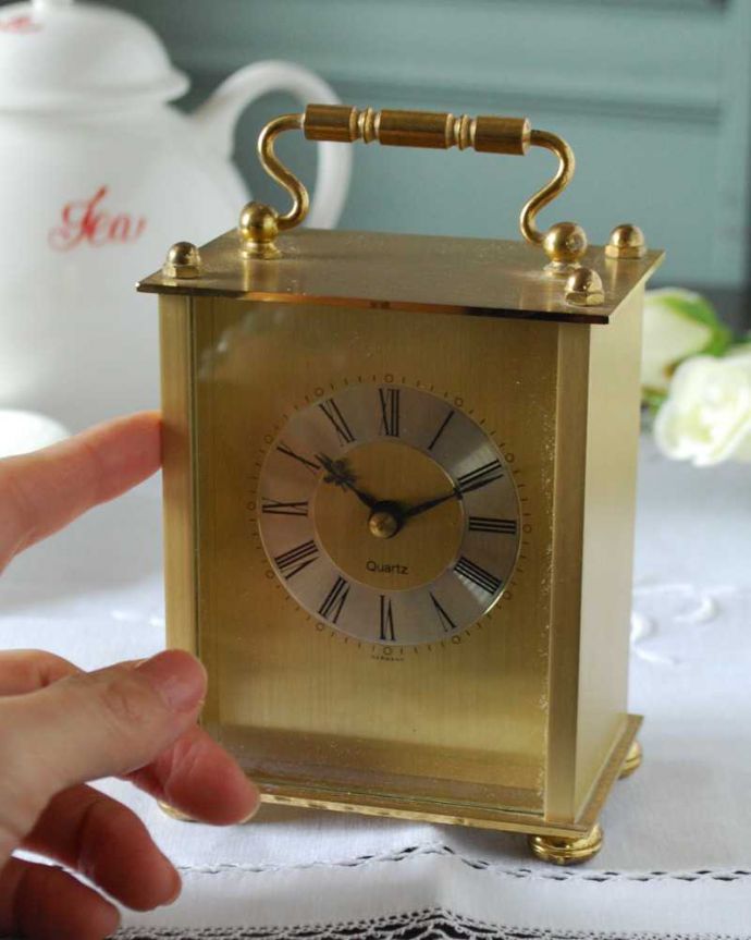 アンティーク 真鍮の雑貨　アンティーク雑貨　イギリスで見つけたアンティーク雑貨、持ち手もついたオシャレな置き時計。アンティークらしい独特のデザインアンティークなので多少のキズ・汚れがある場合があります。(k-3402-z)