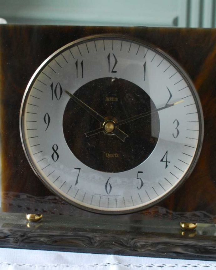 アンティーク 真鍮の雑貨　アンティーク雑貨　置くだけでお洒落なインテリアになる英国で見つけたアンティーク置き時計。タイムスリップさせてくれる優しい文字盤アンティークの時計は、文字盤が何とも言えない優しい雰囲気。(k-3403-z)
