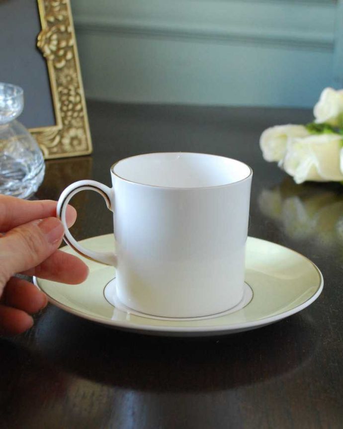 スージークーパー　アンティーク雑貨　スージークーパーのアンティークカップ＆ソーサー（ワイルドローズ）。お茶の時間をもっと優雅に･･･眺めているだけじゃもったいないので、実用的に使って下さい。(k-3410-z)