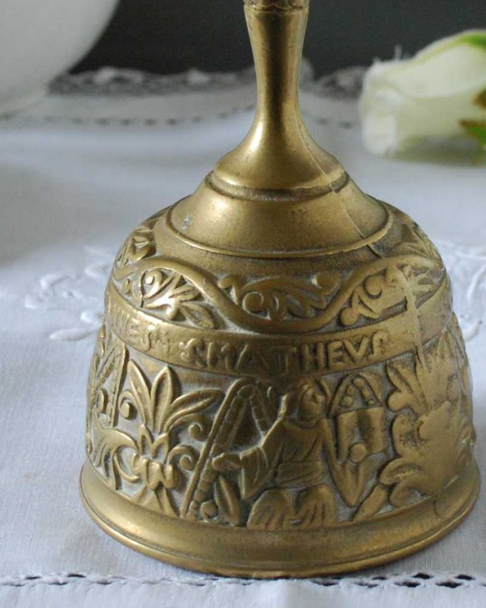 アンティーク 真鍮の雑貨　アンティーク雑貨　英国で見つけたアンティークの真鍮製ハンドベル。美しい真鍮で出来たベル使用人を呼ぶために日常的に使われていたベル。(k-3411-z)