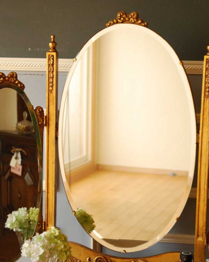 アンティーク ミラー（鏡）　アンティーク雑貨　リボンの装飾が優雅な真鍮製のアンティーク スタンドミラー（三面鏡）。いつでもお姫様気分。(k-3421-z)