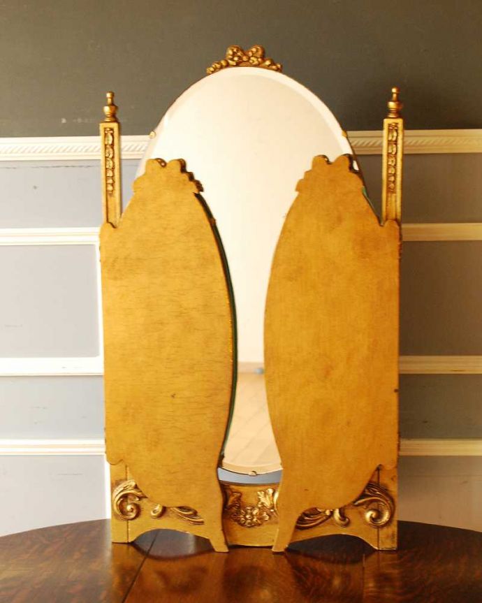 アンティーク ミラー（鏡）　アンティーク雑貨　リボンの装飾が優雅な真鍮製のアンティーク スタンドミラー（三面鏡）。女子が喜ぶ三面鏡！大きく、美しいカッティングのミラーです。(k-3421-z)