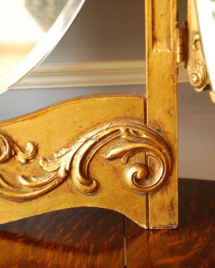 アンティーク ミラー（鏡）　アンティーク雑貨　リボンの装飾が優雅な真鍮製のアンティーク スタンドミラー（三面鏡）。脚元にも女性らしい彫り。(k-3421-z)