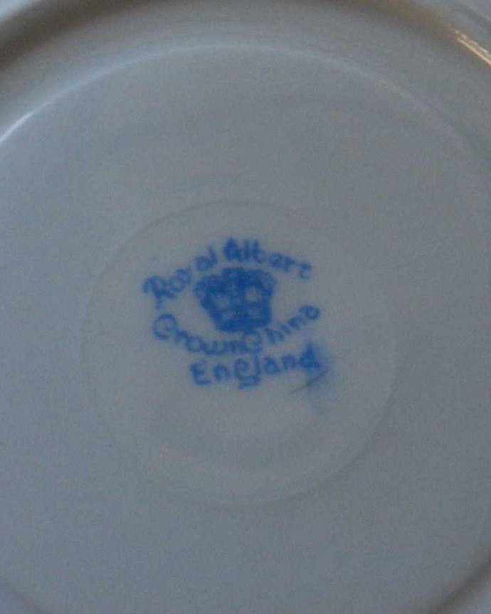 アンティーク 陶磁器の雑貨　アンティーク雑貨　英国のアンティーク陶磁器、ロイヤルアルバートのソーサー。裏側には品質の証製造メーカー保証の意味がこもった窯印、ポーセリンマークがあります。(k-3425-z)