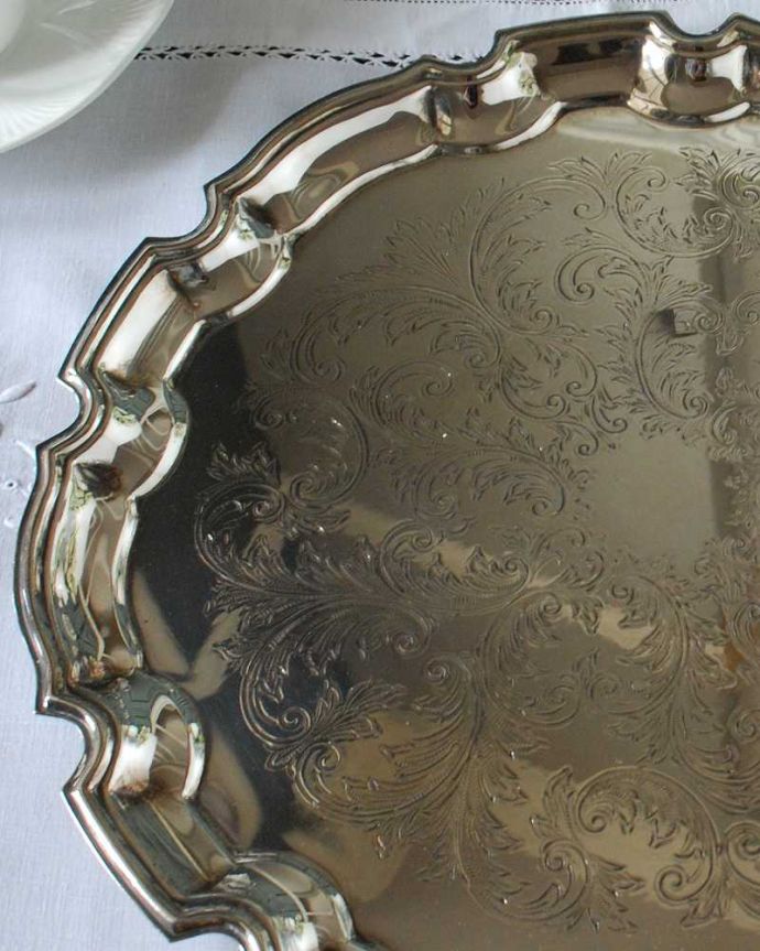 アンティーク シルバー製　アンティーク雑貨　英国で見つけた銀雑貨、優雅な縁どりのアンティークシルバープレートのサルヴァ（銀盆） 。オトナの輝きを放つアンティークのサルヴァ全体に美しいエングレーヴィング（彫金）が施されているアンティークのサルヴァ。(k-3432-z)