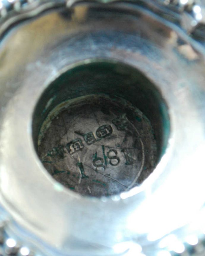 アンティーク シルバー製　アンティーク雑貨　英国伝統のアンティークシルバー、持ち手付きの銀のキャンドルスタンド（火消し付き）。品質の証を発見！刻印が入っています。(k-3433-z)