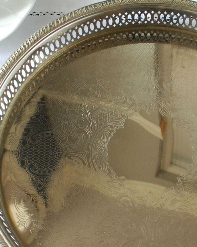 アンティーク シルバー製　アンティーク雑貨　華やかな装飾で食卓を彩ってくれるアンティークシルバーのサルヴァ。オトナの輝きを放つアンティークのサルヴァ全体に美しいエングレーヴィング（彫金）が施されているアンティークのサルヴァ。(k-3440-z)