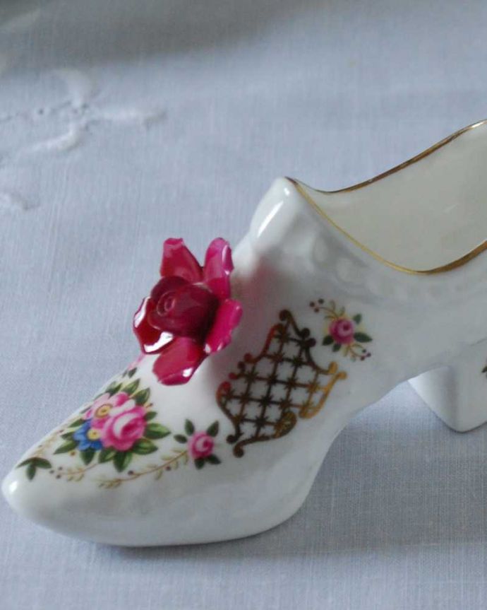 アンティーク 陶磁器の雑貨　アンティーク雑貨　ピンクのバラが可愛い靴のアンティークオブジェ（Aynsley/エインズレイ）。シンデレラ気分が楽しめる小さな靴昔も今も、小さな靴のオブジェは女の子の憧れ。(k-3453-z)
