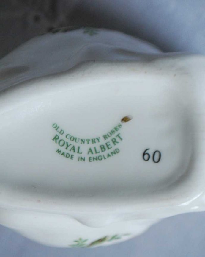 アンティーク 陶磁器の雑貨　アンティーク雑貨　ロイヤルアルバート社（オールドカントリーローズ）のアンティークソルトディッシュ。裏側には品質の証製造メーカー保証の意味がこもった窯印、ポーセリンマークがあります。(k-3457-z)
